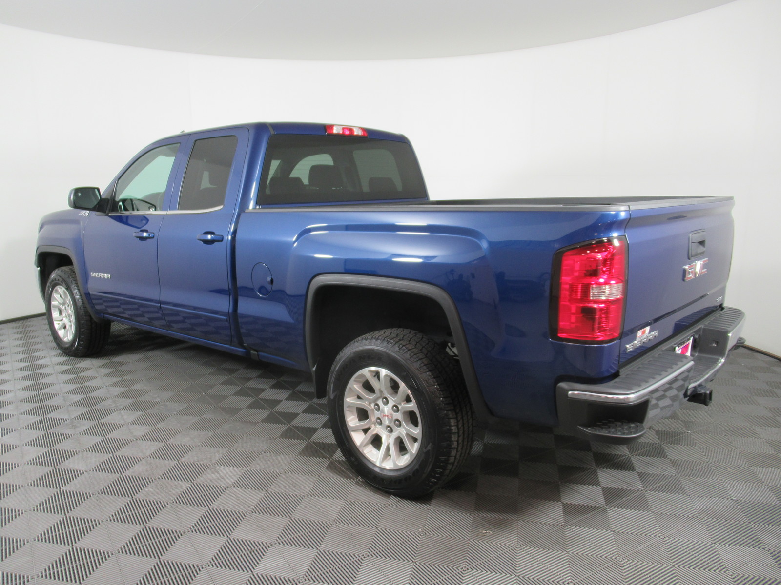 Pre-Owned 2017 GMC Sierra 1500 4WD Double Cab 143.5 SLE Extended Cab ...